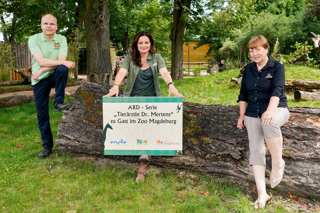 Im Foto (v.l.n.r.): Dirk Wilke (Geschäftsführer Zoo Magdeburg), Elisabeth Lanz (Rolle Dr. Susanne Mertens), Regina Jembere (Pressesprecherin Zoo Magdeburg)
©Steffen Junghans