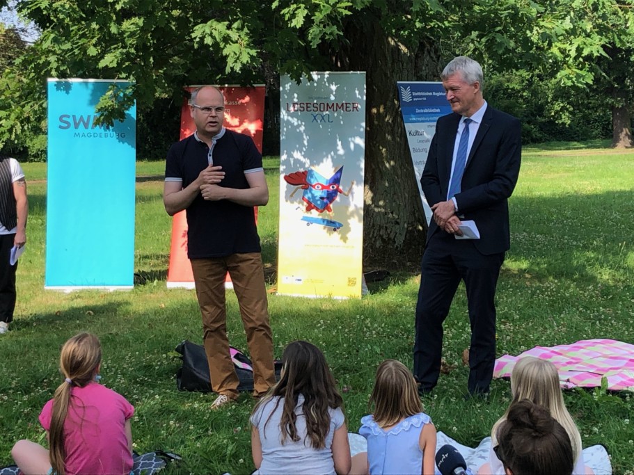 Eröffnung Lesesommer XXL Sachsen Anhalt im Zoo Magdeburg_vlnr: Dirk Wilke / Zoo-Geschäftsführer, Thomas Plewe / Präsident des Landesverwaltungsamtes Sachsen-Anhalt