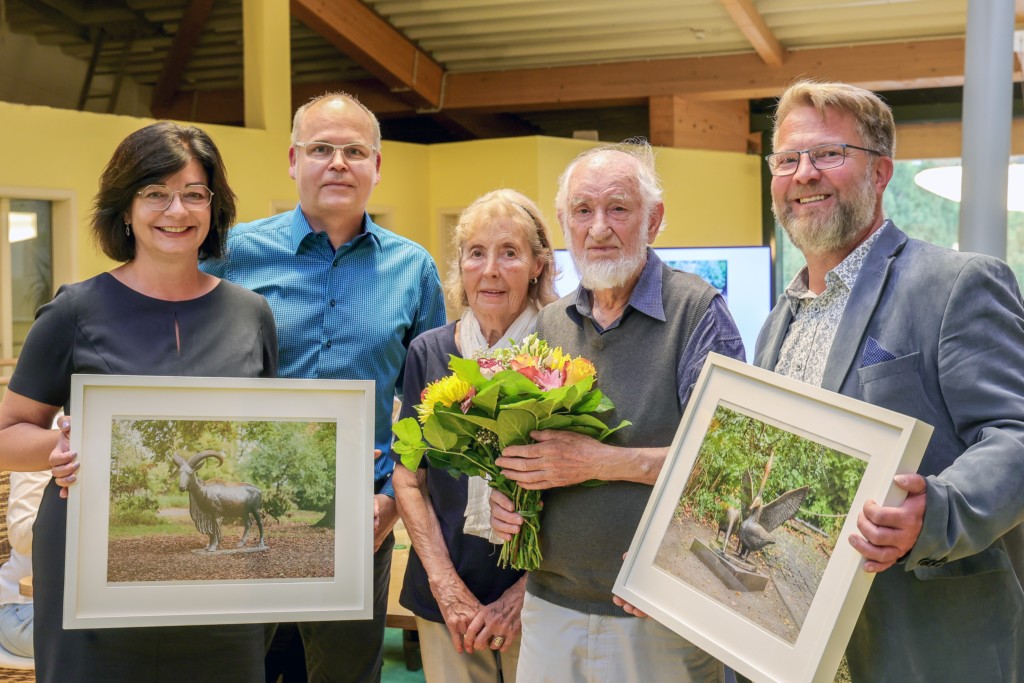 Ehrung des Künstlers Dieter Borchhardt (2.v.r.) im Zoo Magdeburg im Rahmen der Kulturausschuss-Sitzung der Landeshauptstadt Magdeburg