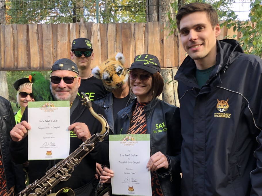 Kurator und Tierarzt Felix Husemann übergibt die Tiger-Patenschaft an das SAX' Anhalt Orchester und der DanceCompleX Tanzschule Magdeburg