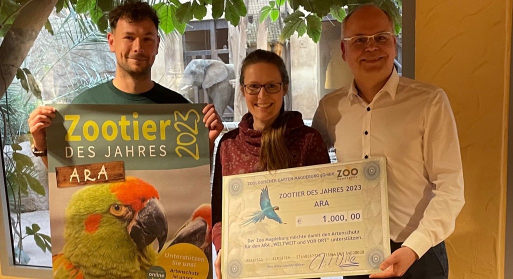 Artenschutzspende Zootier des Jahres 2023 vlnr:Stephan Worm/Zoopädagoge Zoo MD, Dr. Viktoria Michel/ZGAP, Dirk Wilke/Zoogeschäftsführer