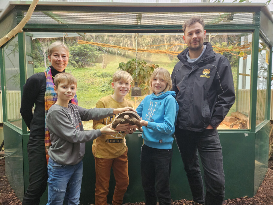 Jugend forscht AG Norbertusgymnasium mit Lehrerin Coletta Markefka-Stuch & Zoopädagoge Stephan Worm Zoo Magdeburg