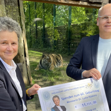 Spendencheck in Höhe von 11.111 Euro für den Zoo!