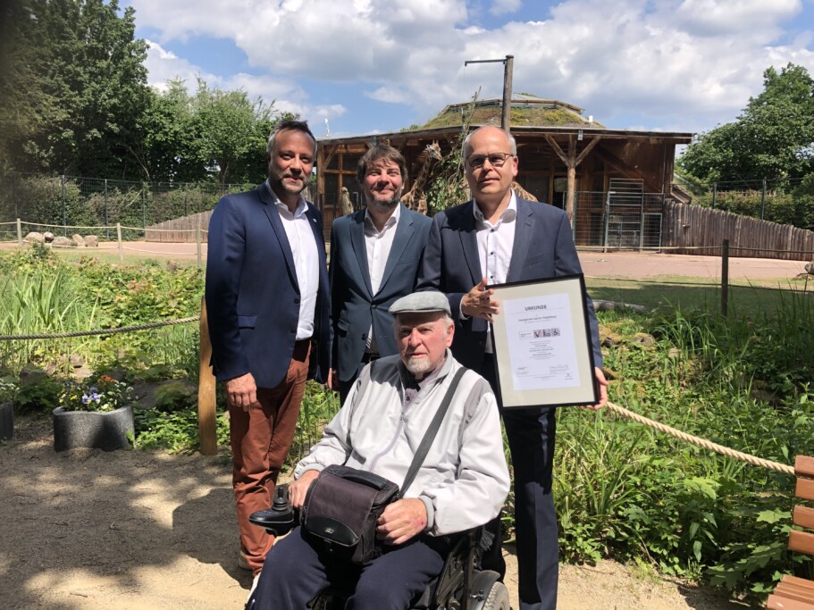 Barrierefreiheit: Gütesiegel „Reisen für Alle“ für den Zoo Magdeburg_Zoo Magdeburg_vlnr: Hardy Puls/MMKT, Martin Schulze/LTV e.V., Dirk Wilke/Zoo Magdeburg, vorn: Stammbesucher Karl-Heinz Rasche