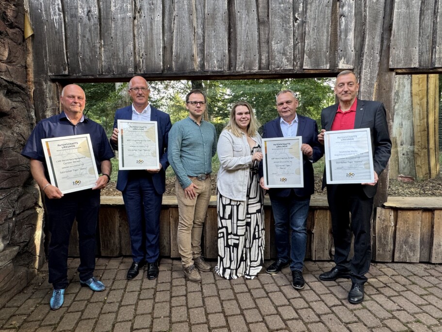 Vierer Tierpatenschaftsübernahme für Sibirische Tiger-Vierlinge_Zoo Magdeburg, vlnr: Carsten Decker,Guido Nienhaus,David Pruß,Josefine & Maik Nicklaus,Thomas Pietsch