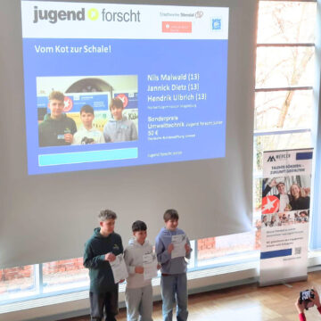 Drei Schüler des Norbertusgymnasiums stehen auf der Bühne und werden mit dem Sonderpreis Umwelttechnik des "Jugend forscht" - Landeswettbewerbes Sachsen-Anhalt geehrt